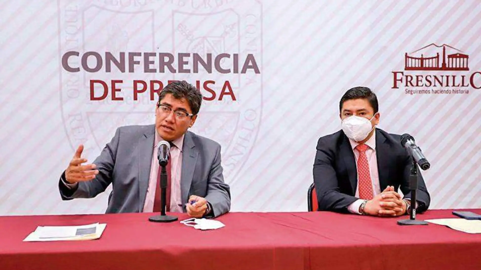 El alcalde de Fresnillo, Zacatecas, Saúl Monreal Ávila (i) explica en conferencia de prensa el proceso de entrega-recepción